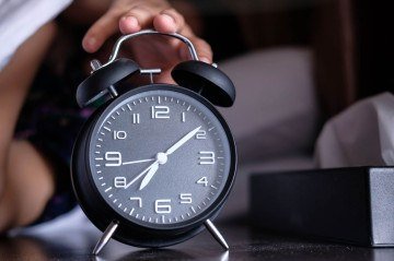 Acordar consistentemente antes do despertador é um forte indicativo de que seu ciclo circadiano está bem regulado -  (crédito: Reprodução/Canva)