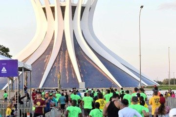 Trajetos de 5 e 21km marcaram terceiro dia de Maratona Bras&iacute;lia -  (crédito:  Ed Alves CB/DA Press)
