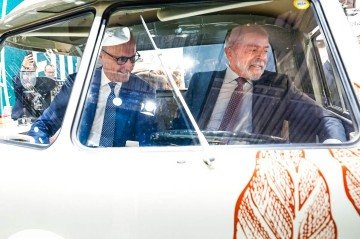 Antes do Encontro Brasil-Alemanha, Merz visitou, com Lula, o stand brasileiro na Feira de Hanôver, onde entrou em uma Kombi e testou o biocombustível  -  (crédito: Ricardo Stuckert / PR)