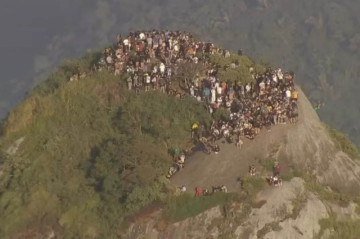Turistas ficaram ilhados por mais de duas horas no alto do morro Dois Irmãos enquanto, embaixo, policiais e traficantes se enfrentavam -  (crédito: Reprodução de vídeo)