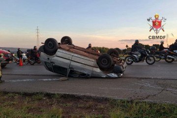 Colisão na BR 070 termina em capotagem -  (crédito: Divulgação / CBMDF)