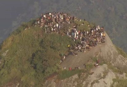 Turistas ficaram ilhados por mais de duas horas no alto do morro Dois Irmãos enquanto, embaixo, policiais e traficantes se enfrentavam -  (crédito: Reprodução de vídeo) -Turistas ficaram ilhados por mais de duas horas no alto do morro Dois Irmãos enquanto, embaixo, policiais e traficantes se enfrentavam -  (crédito: Reprodução de vídeo)