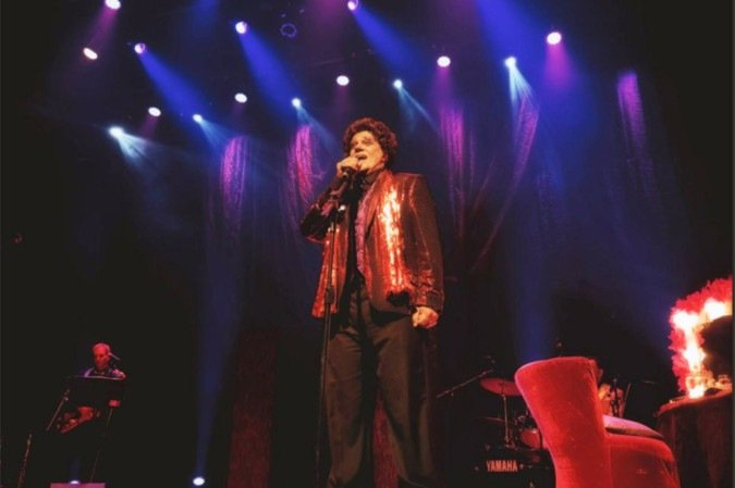 Em cena, o ator Diogo Vilela canta os clássicos do cantor