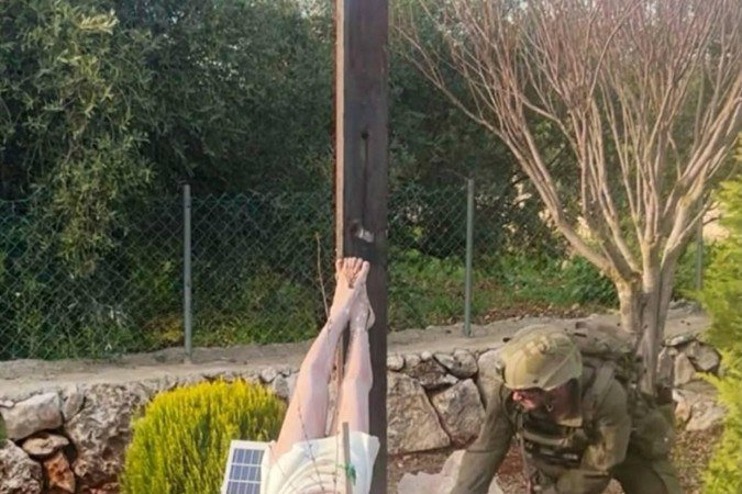 Soldado israelense usa marreta para golpear estátua de Jesus, em Debel, no Líbano 