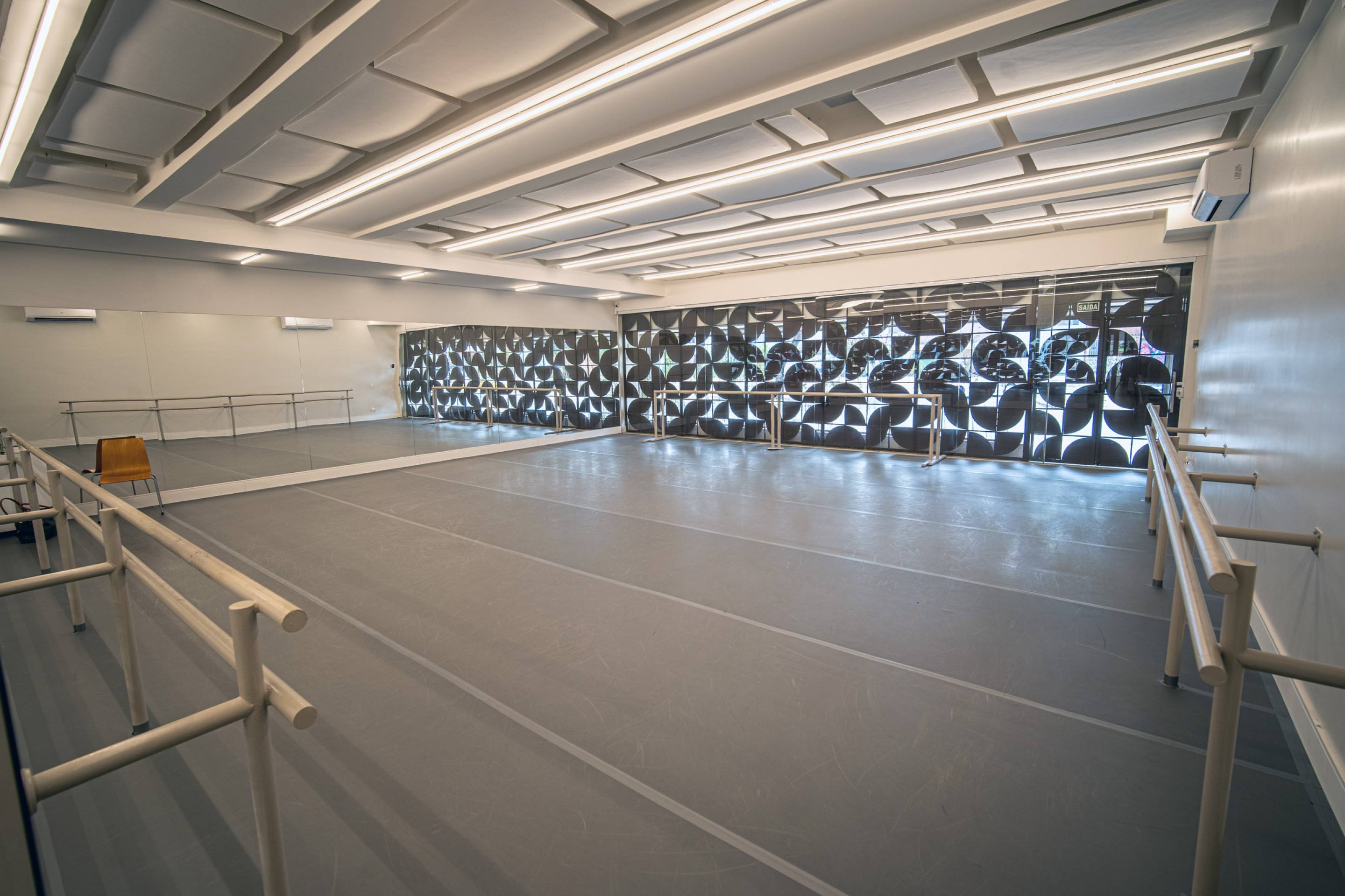 Salas da escola Bailarinas, Por Que Não contam com decoração modernista