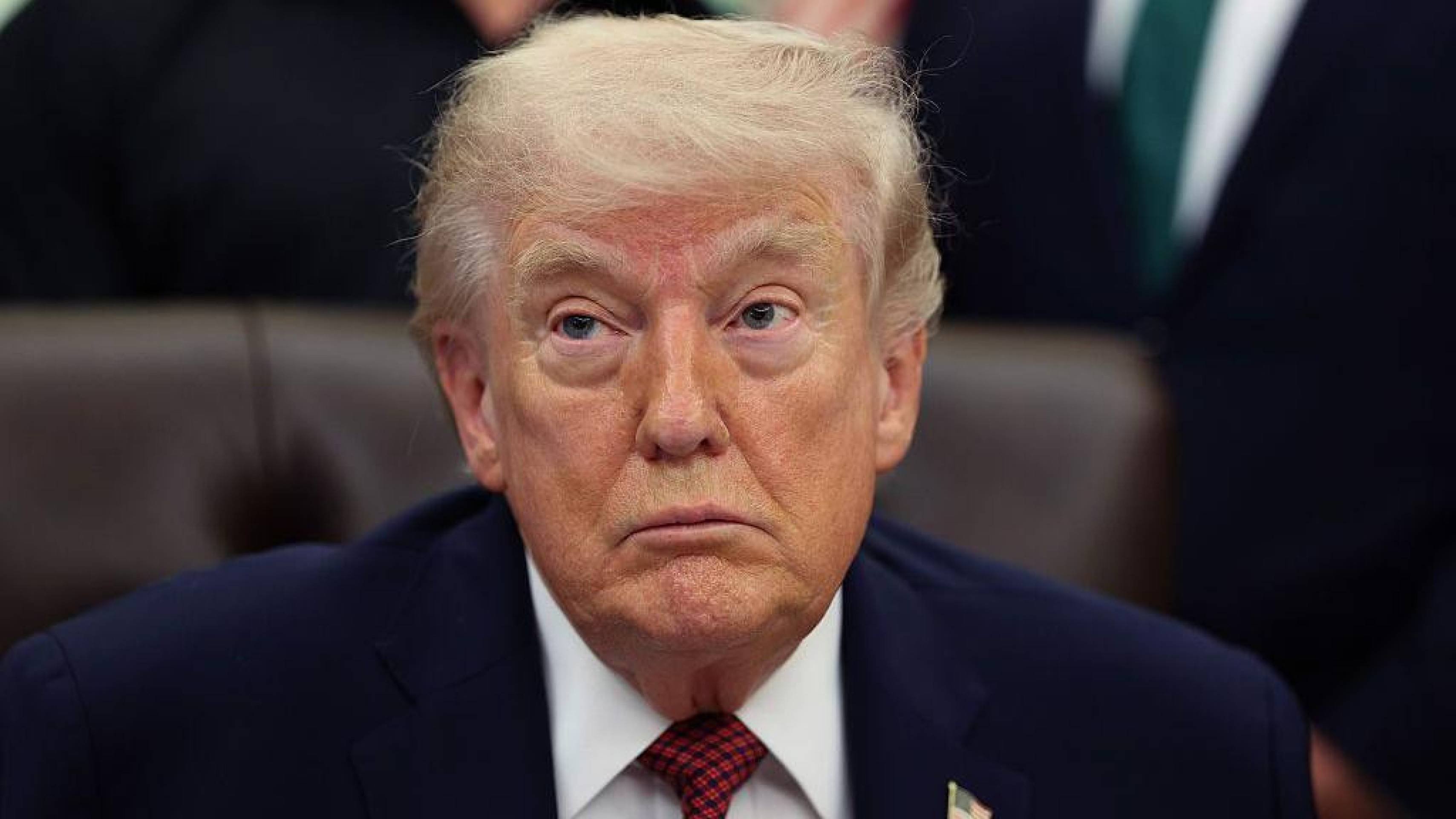 Mulheres seguram rifles durante uma manifestação pró-governo do Dia do Exército Nacional, na sexta-feira (17/4) em Teerã -  (crédito: Foto de Majid Saeedi/Getty Images)