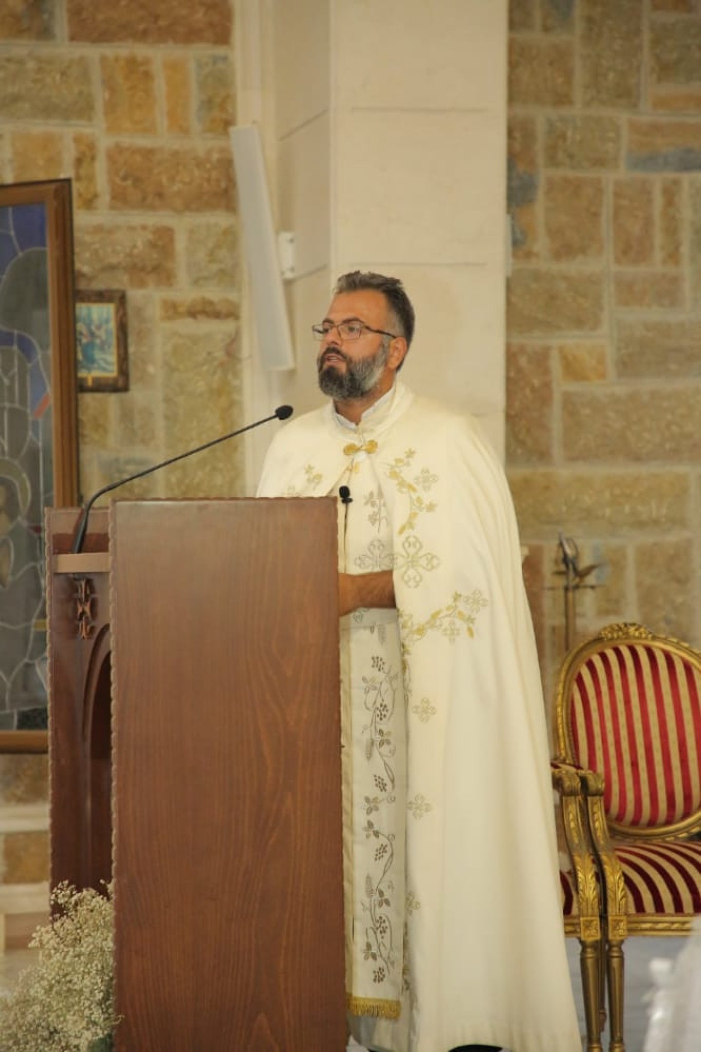 Padre Fadi Felfeli, da Igreja de S&acirc;o Jorge, em Debel 