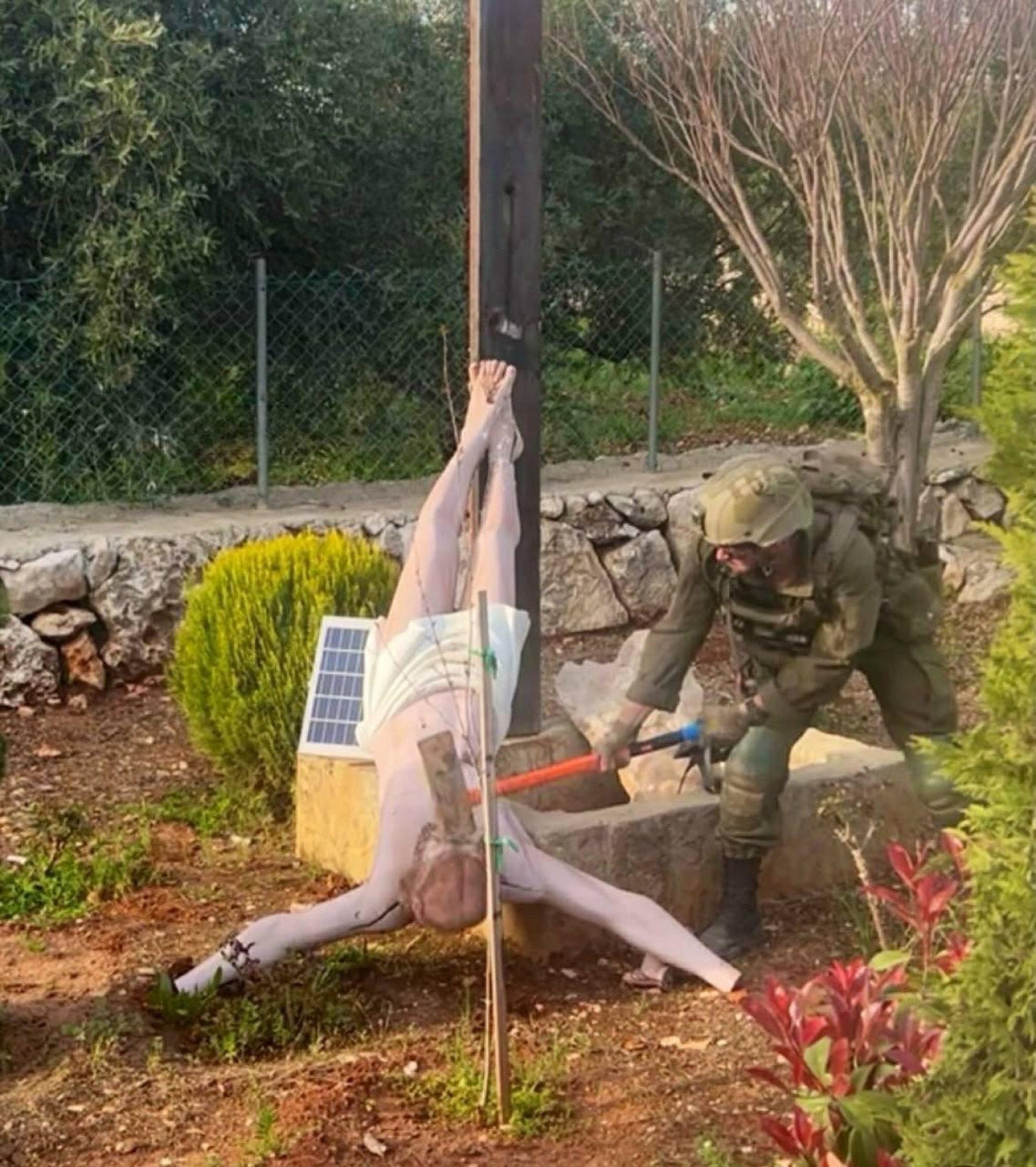 Soldado israelense usa marreta para golpear cabe&ccedil;a da est&aacute;tua de Cristo, em Debel, no sul do L&iacute;bano 