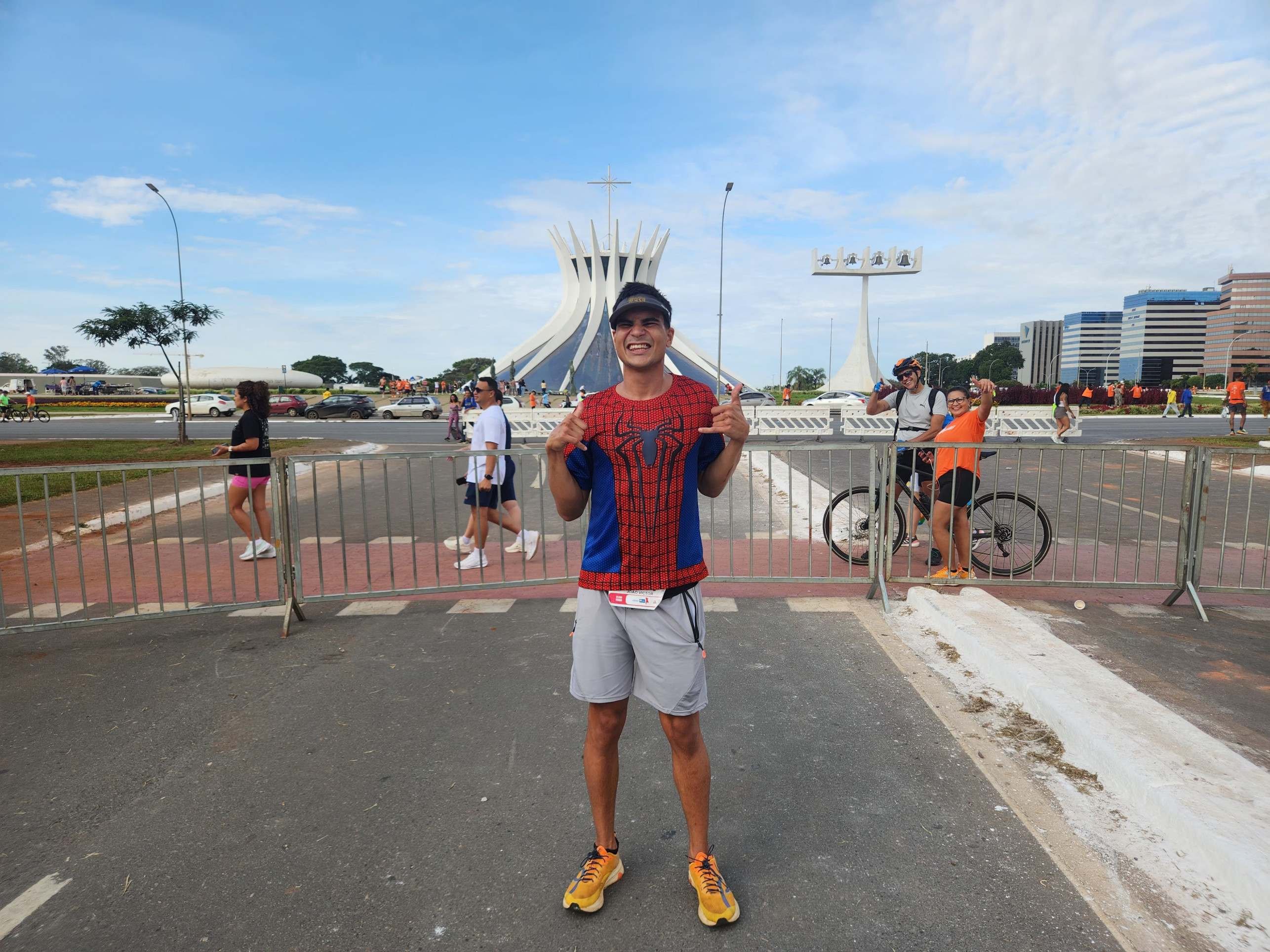 Jo&atilde;o Victor, que tem paralisia cerebral, finalizou a meia-maratona