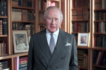 Um modelo da estátua que retrata a rainha Elizabeth 2ª, parte de um memorial a ser construído no St James's Park (à esquerda), que também incluirá uma estátua de bronze do príncipe Philip (à direita) -  (crédito: PA Media)