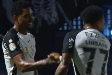 Lingard recebe o carinho de Vitinho após fazer o gol do Corinthians sobre o Barra -  (crédito: Foto: reprodução de video)