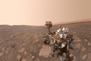 O rover Curiosity da NASA tirou essa selfie em Marte em um local apelidado de 'Mary Anning', em homenagem a uma paleontóloga inglesa do século 19 -  (crédito: NASA/JPL-Caltech/MSSS/Divulgação )