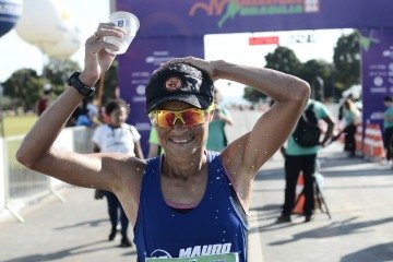  21/04/2026. Crédito: Minervino Júnior/CB/D.A Press. Brasil.  Brasilia - DF. Maratona de Brasília 2026. Prova em homenagem ao aniversário de Brasília. Juliana Pereira - campeã da Maratona 42 km -  (crédito: Minervino Júnior/CB/D.A.Press)