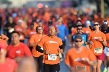 Atletas de todos os níveis tomam as avenidas da capital federal durante a Maratona Brasília 2026. -  (crédito: Ed Alves/CB/D.A Press)