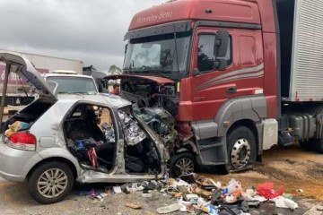 Fiat Palio com placa de São Paulo seguia para a Bahia. Ninguém sobreviveu ao acidente -  (crédito: Fotos: Divulgação/CBMMG)