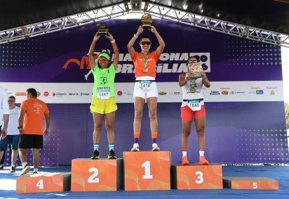 Campe&atilde;s celebram vit&oacute;ria no p&oacute;dio dos 10 k feminino da Maratona Bras&iacute;lia -  (crédito:  Marcelo Ferreira/CB/D.A Press) -Campe&atilde;s celebram vit&oacute;ria no p&oacute;dio dos 10 k feminino da Maratona Bras&iacute;lia -  (crédito:  Marcelo Ferreira/CB/D.A Press)