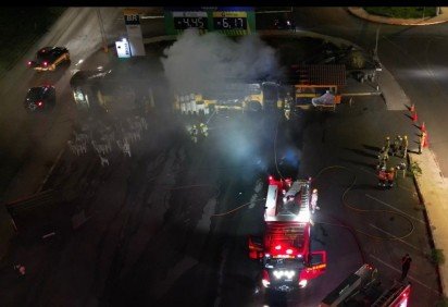 Trailer ficou destruído após incêndio -  (crédito: P Sul News/Reprodução) -Trailer ficou destruído após incêndio -  (crédito: P Sul News/Reprodução)