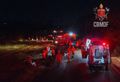 Acidente deixou dois mortos na noite desta terça-feira -  (crédito: CBMDF/Divulgação) -Acidente deixou dois mortos na noite desta terça-feira -  (crédito: CBMDF/Divulgação)