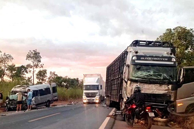 Destroços ficaram espalhados na via, que foi interditada para o atendimento às vítimas 
