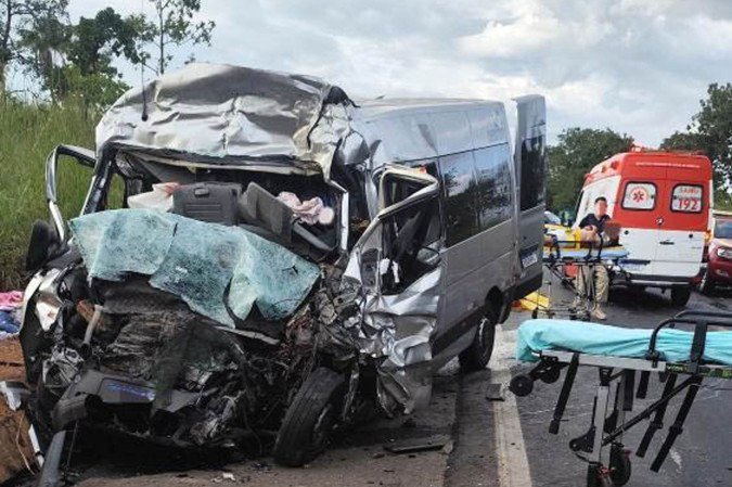 Destroços ficaram espalhados na via, que foi interditada 