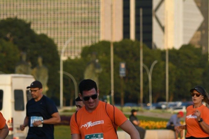 Teve espaço até para os pets! Corredores e seus cachorros dividiram o asfalto e a alegria de completar mais um desafio na Maratona Brasília 2026.