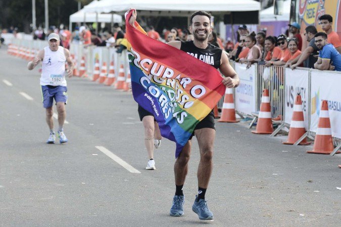 Fábio Felix levanta bandeira LGBTQIAPN+ na Maratona Brasília
