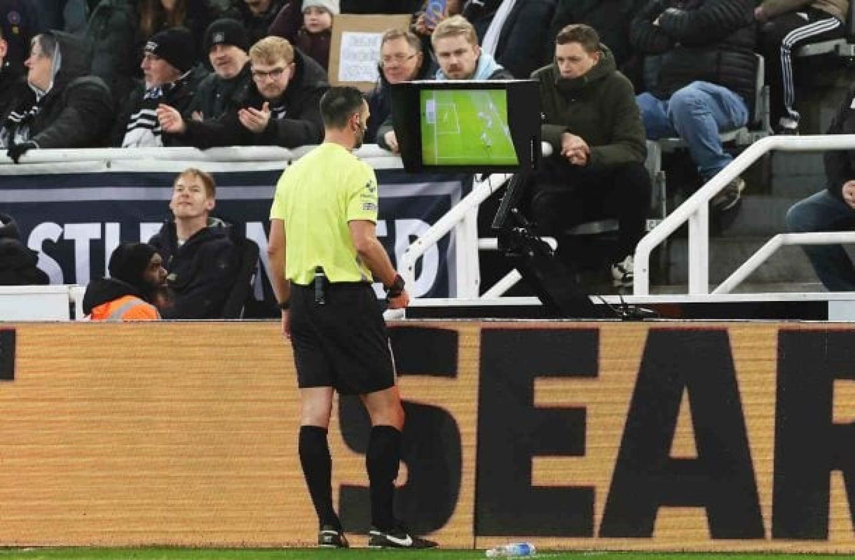 Clubes da Championship rejeitam versão simplificada do VAR