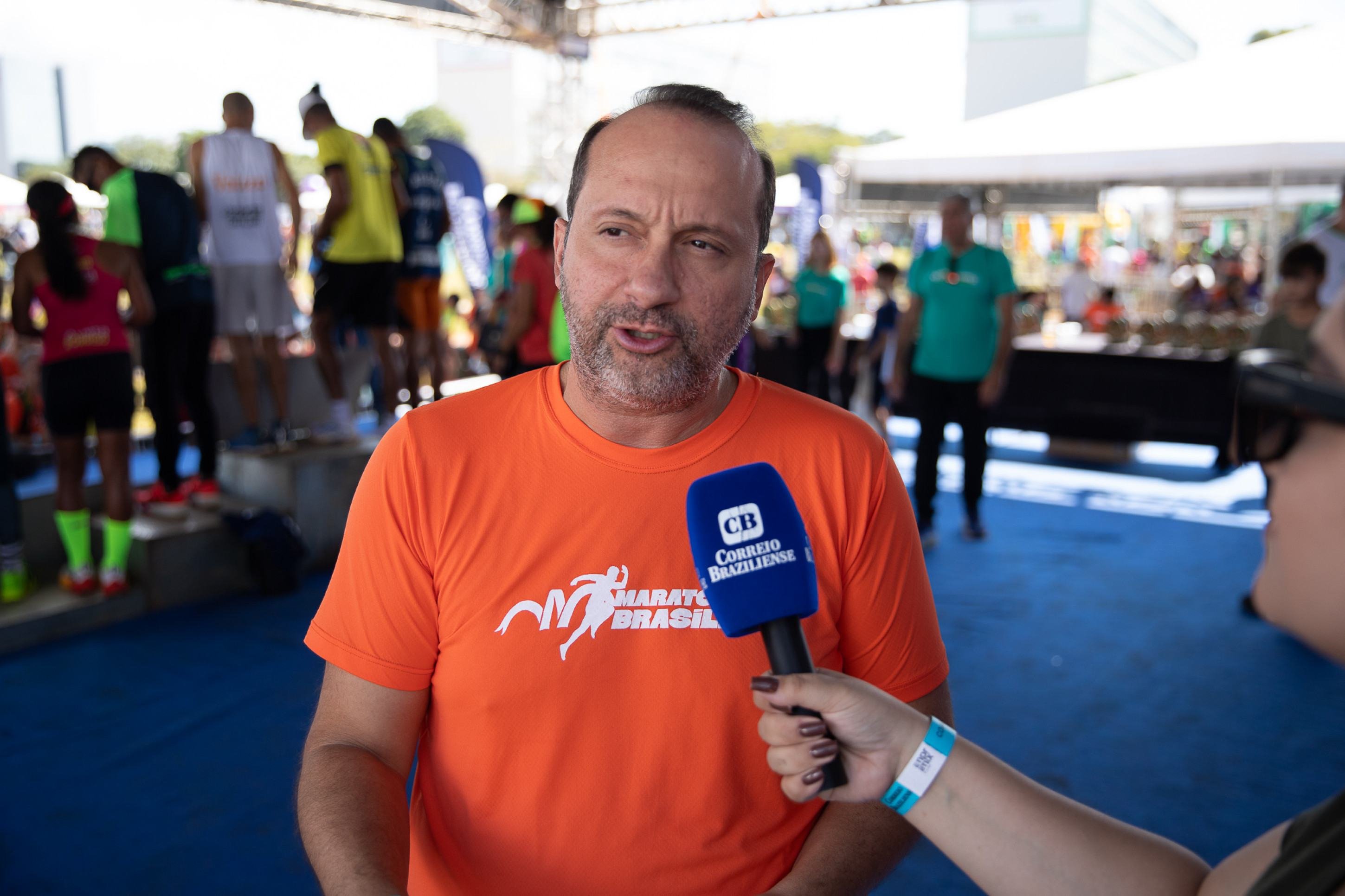  21.04.2026. Mariana Campos/CB/D.A Press. No anivers..rio da capital, brasilienses celebram praticando esporte ao ar livre na Maratona Bras..lia 2026. O vice-presidente do Correio Leonardo Mois..s     