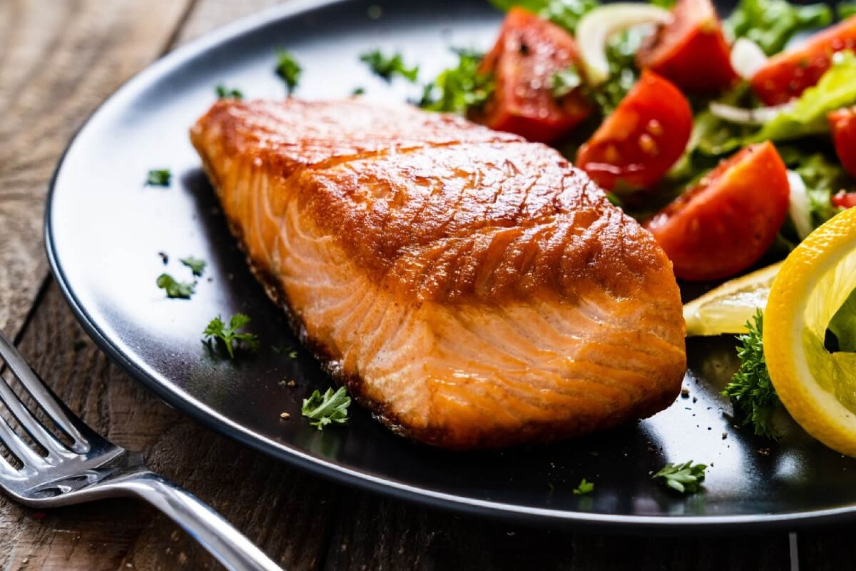 Quer ganhar massa muscular? Veja 10 receitas com peixe ricas em proteínas