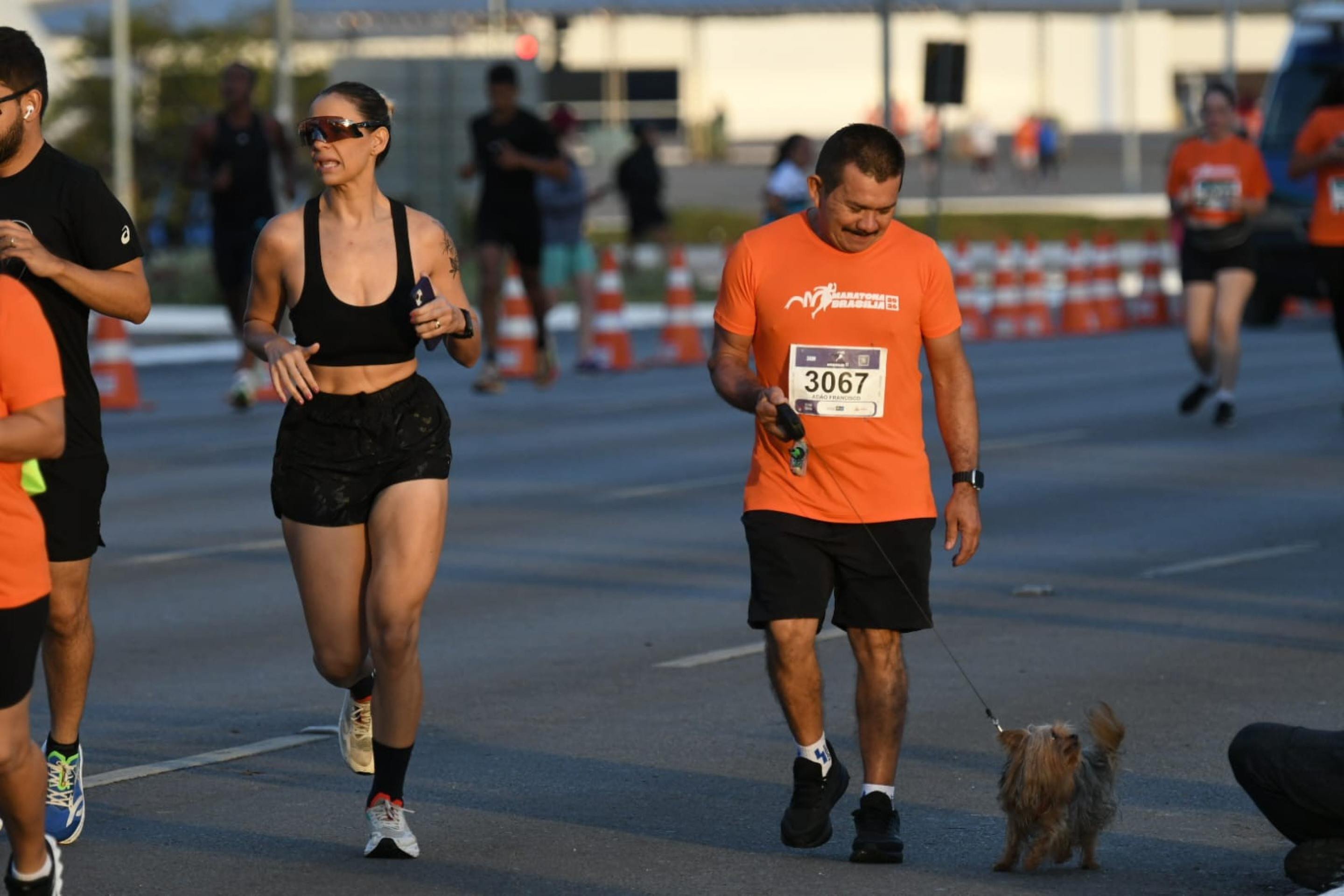 Teve espaço até para os pets! Corredores e seus cachorros dividiram o asfalto e a alegria de completar mais um desafio na Maratona Brasília 2026.