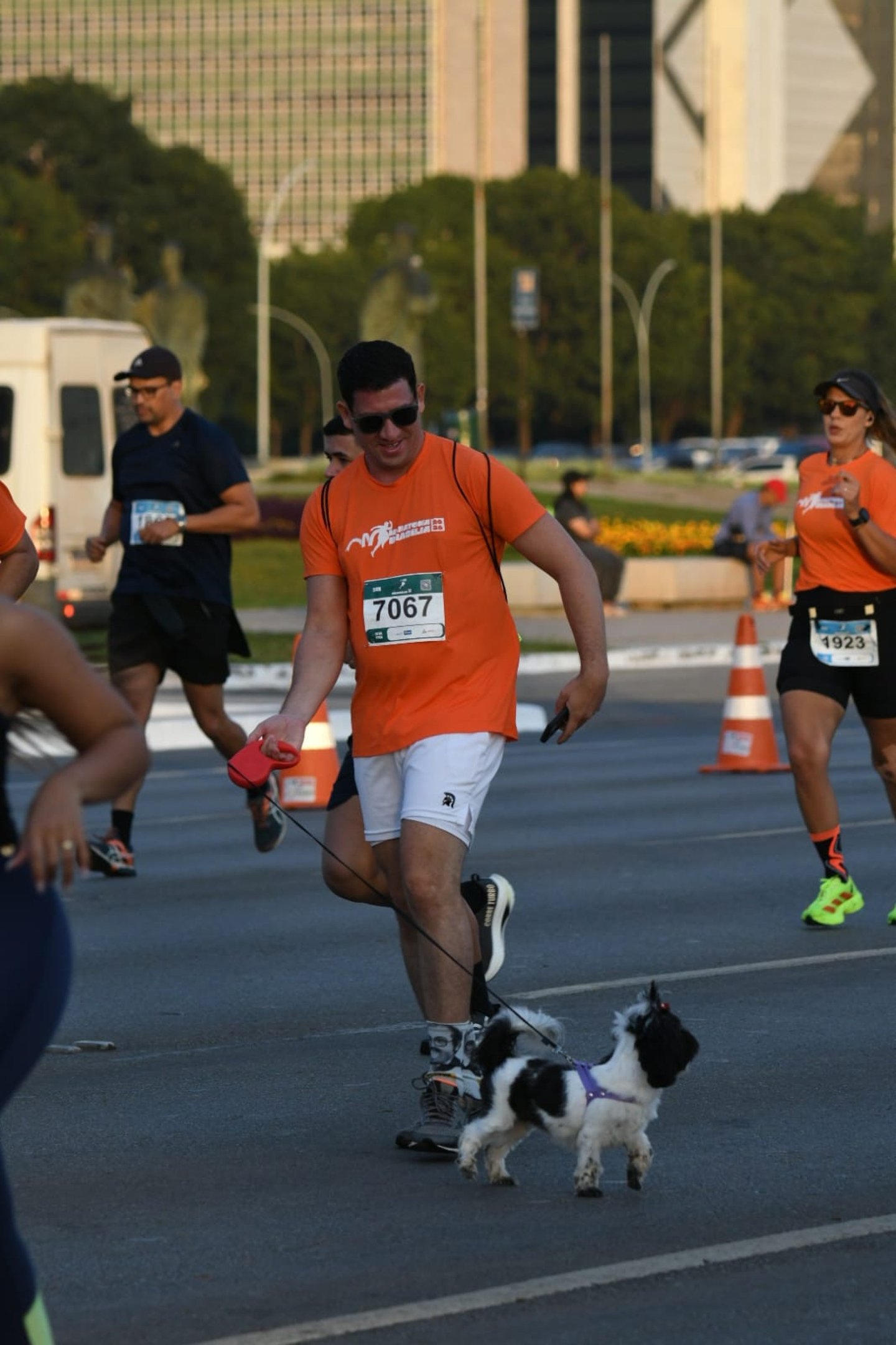 Teve espaço até para os pets! Corredores e seus cachorros dividiram o asfalto e a alegria de completar mais um desafio na Maratona Brasília 2026.