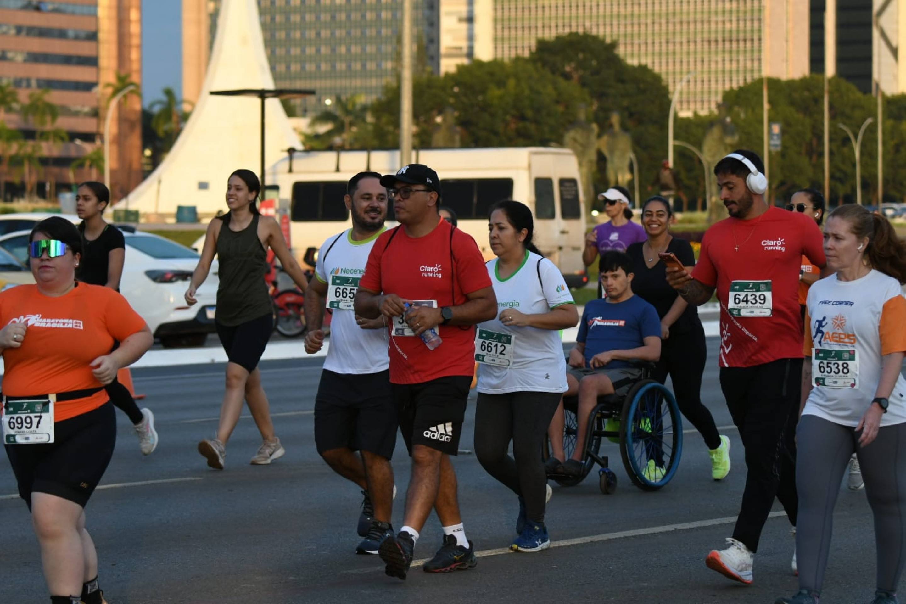 Atletas de todos os níveis tomam as avenidas da capital federal durante a Maratona Brasília 2026. 