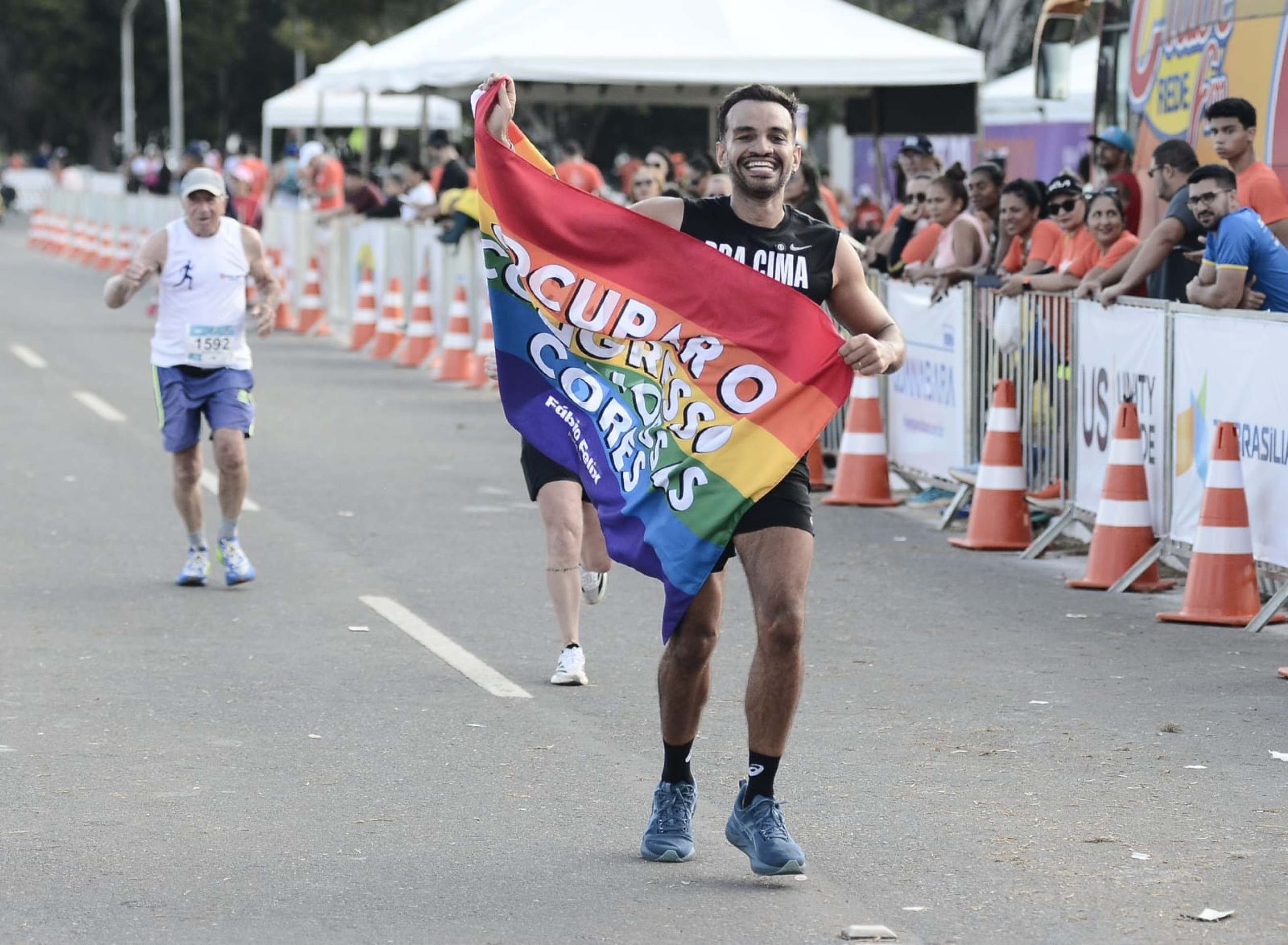 F&aacute;bio Felix levanta bandeira LGBTQIAPN+ na Maratona Bras&iacute;lia