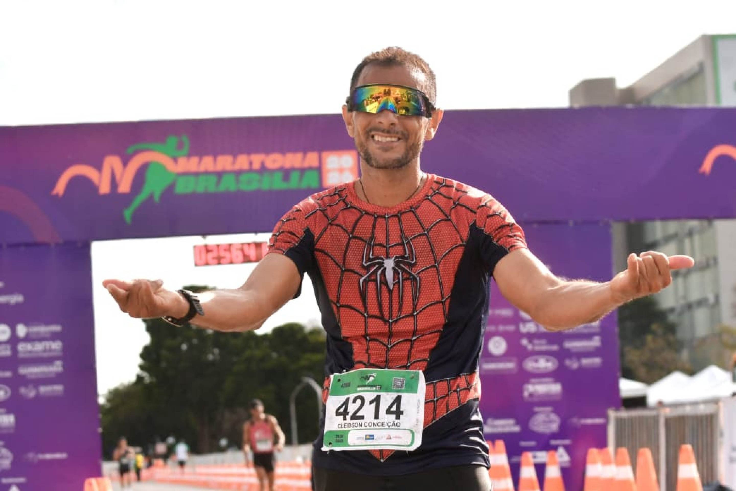 Cleidson Concei&ccedil;&atilde;o corre h&aacute; 6 anos com a fantasia do Homem-Aranha