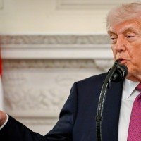 Uma tela digital exibe a mensagem 'Bem-vindo a Islamabad' enquanto o Paquistão se preparava para receber os EUA e Irã para a segunda fase das negociações de paz na capital, que foram adiadas na terça-feira (21/4) -  (crédito: REUTERS/Akhtar Soomro)