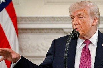 Uma tela digital exibe a mensagem 'Bem-vindo a Islamabad' enquanto o Paquistão se preparava para receber os EUA e Irã para a segunda fase das negociações de paz na capital, que foram adiadas na terça-feira (21/4) -  (crédito: REUTERS/Akhtar Soomro)