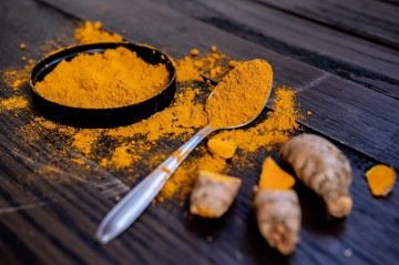 A cúrcuma é amplamente utilizada como tempero e também como base para produtos com proposta anti-inflamatória -  (crédito: Reprodução/Canva)