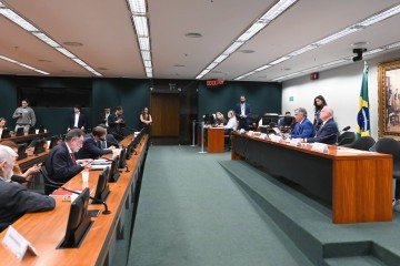 A proposta em discussão reúne iniciativas distintas que convergem na redução da carga semanal -  (crédito: Zeca Ribeiro / Câmara dos Deputados)