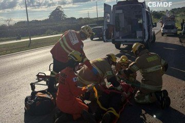Motociclista fica ferido após colisão com carro na BR-070 -  (crédito: CBMDF/Divulgação)