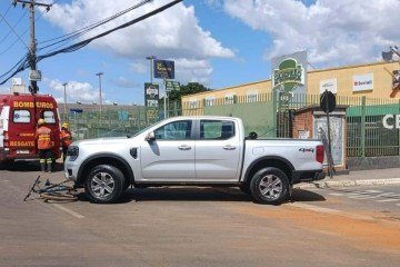 Caminhonete atropela dois ciclitas e deixa um ferido no SIA Trecho 02 -  (crédito: Divulgação / CBMDF)