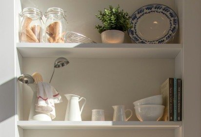 Cores neutras são as mais escolhidas para estantes -  (crédito: Jason Leung/ Unsplash) -Cores neutras são as mais escolhidas para estantes -  (crédito: Jason Leung/ Unsplash)