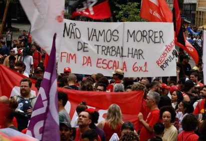 O IPEA aponta no estudo que jornadas de trabalho mais extensas estão relacionadas à redução salarial e ao aprofundamento das desigualdades no mercado de trabalho. -  (crédito: Tânia Rêgo / Agência Brasil) -O IPEA aponta no estudo que jornadas de trabalho mais extensas estão relacionadas à redução salarial e ao aprofundamento das desigualdades no mercado de trabalho. -  (crédito: Tânia Rêgo / Agência Brasil)