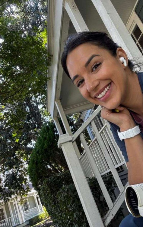 A atriz carioca Taísa Gomes, assistente figurante na segunda temporada de 'The Pitt' -  (crédito: Acervo pessoal)