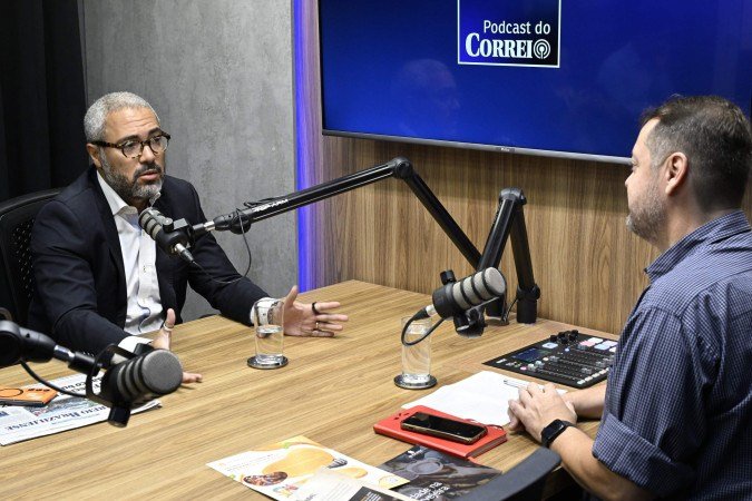 M&aacute;rcio Maciel conversa com os jornalistas Roberto Fonseca e Ana Raquel Lelles: 56% do pre&ccedil;o final da cerveja correspondem a impostos