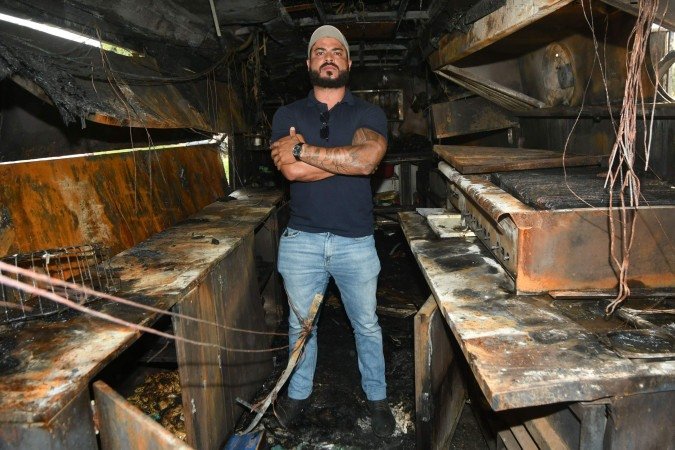  22/04/2026 Cr..dito: Marcelo Ferreira/CB/D.A Press. Brasil. Bras..lia - DF -  Ceil..ndia Dog Cangaceiro pegou fogo na noite de ter..a-feira. Henrique Martins (propriet..rio)
    