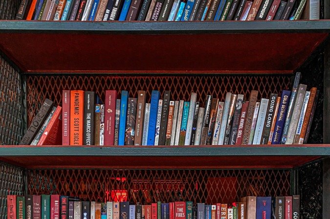 Livros são os queridinhos dos moradores na hora de decorar a casa com as estantes