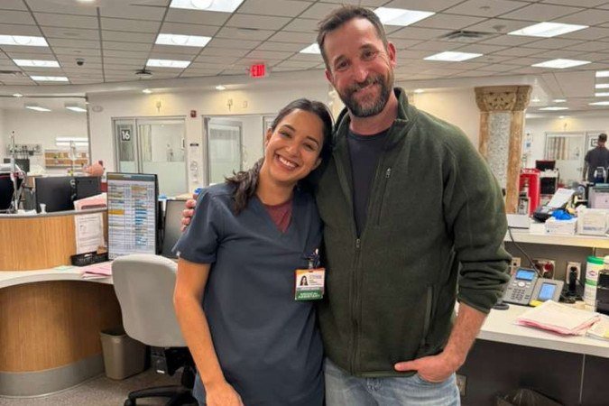 Taísa Gomes ao lado do ator Noah Wyle, protagonista da série 'The Pitt' na pele de Dr. Michael 