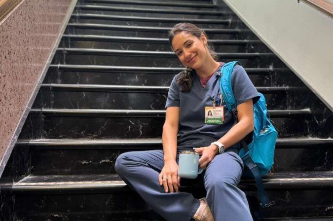 Taísa Gomes, no set da série 'The Pitt'