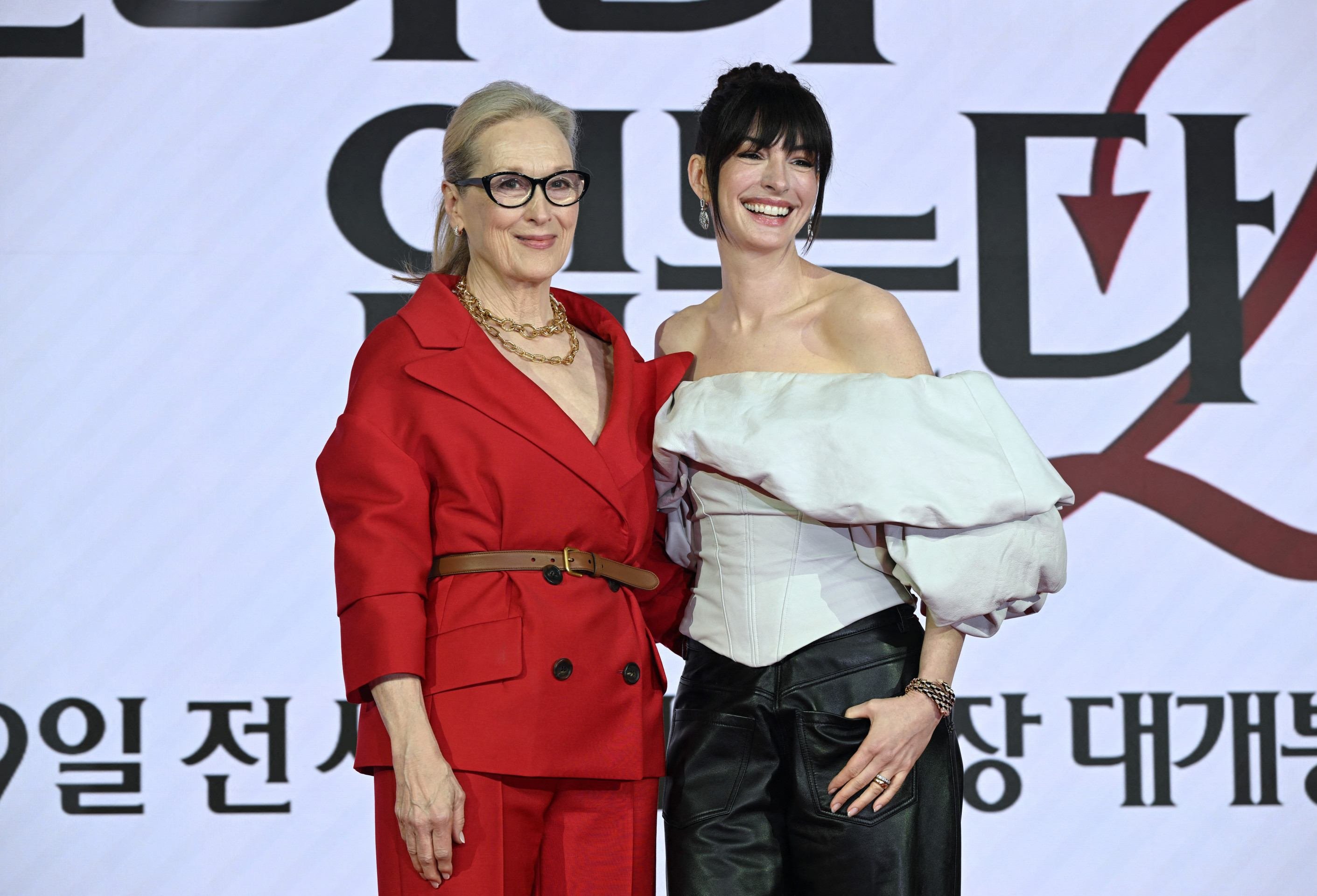 Maryl Streep escolheu um look vermelho da Prada e Anne Hathway vestiu Vaquera SS26 na premiere de Seoul      