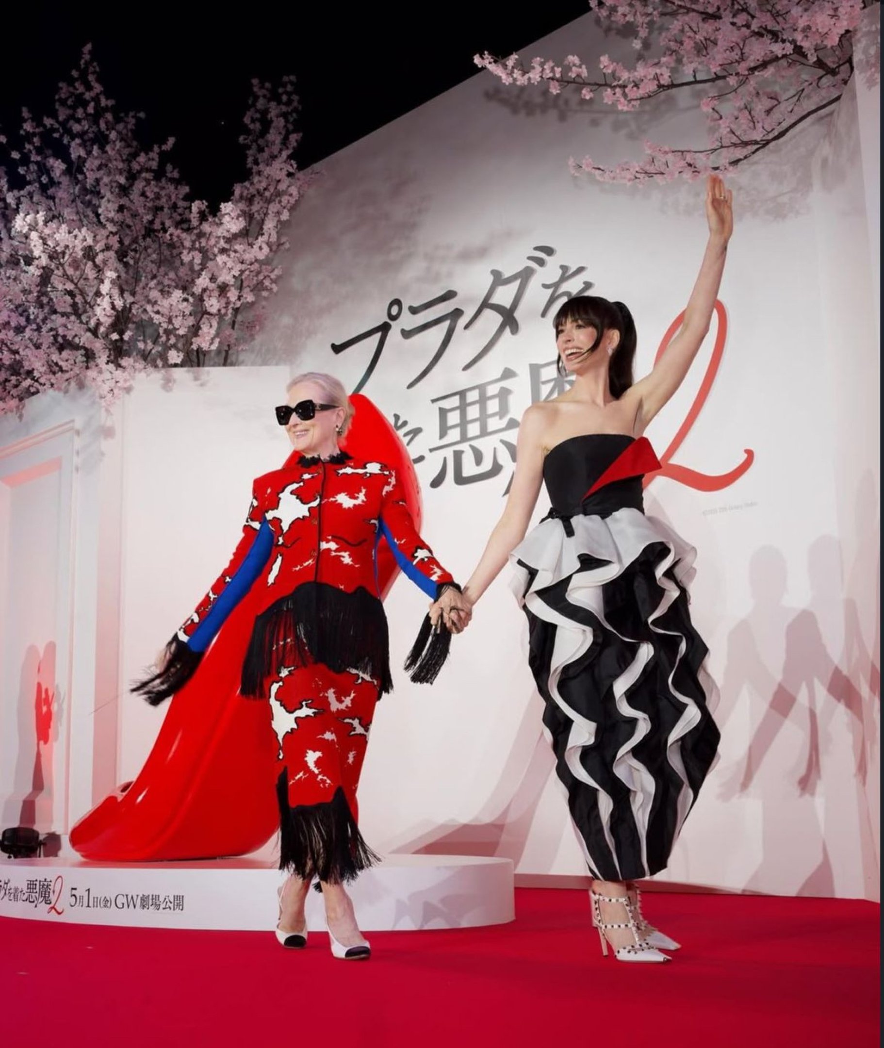 Em T&oacute;quio, Meryl Streep optou por um look Chanel assinado por Matthieu Blazy e Anne Hathaway por um Valentino